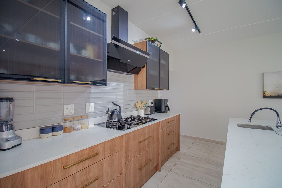 Modern 5 Bedroom Home for Sale - Photo 4