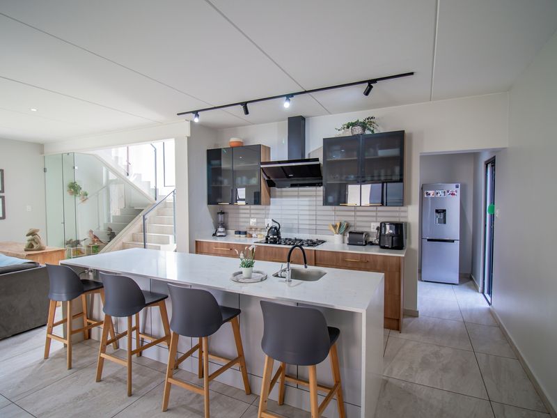 Modern 5 Bedroom Home for Sale - Photo 3