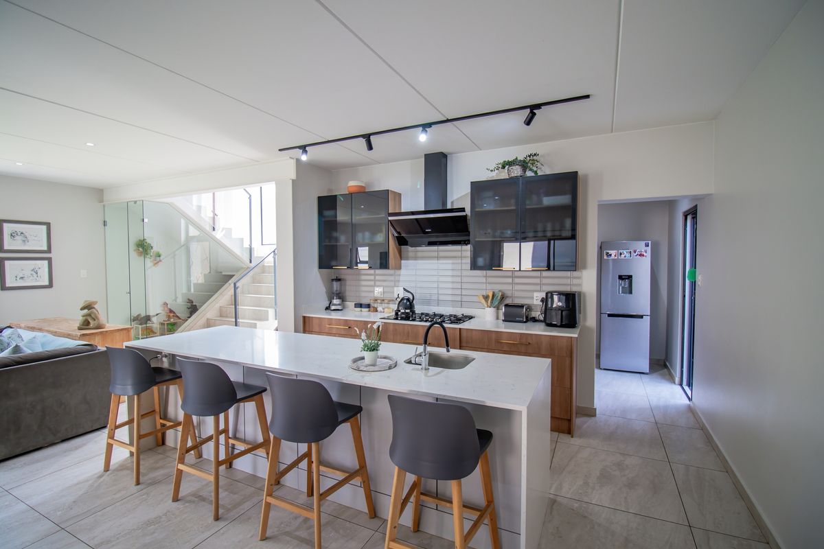 Modern 5 Bedroom Home for Sale - Photo 3