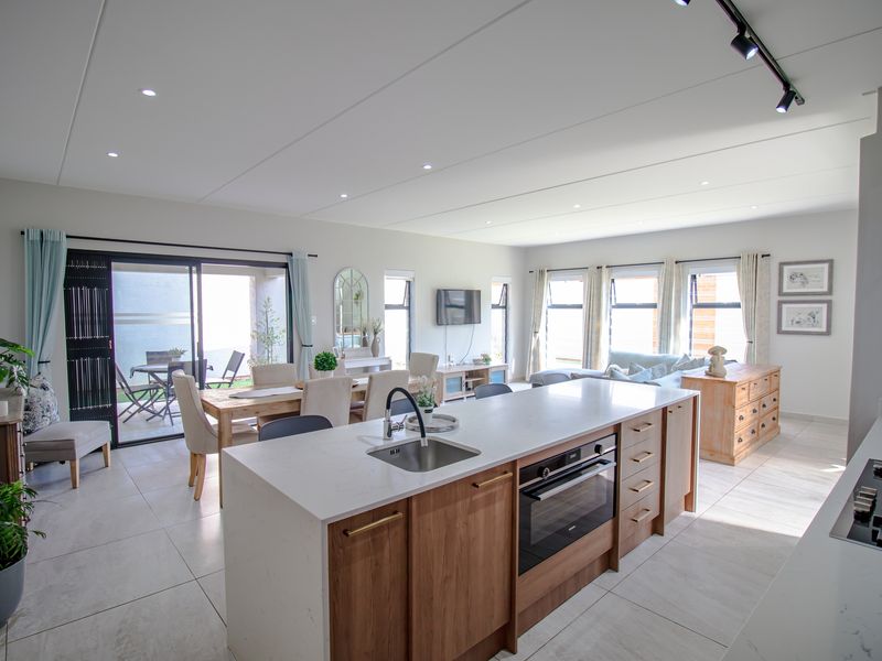 Modern 5 Bedroom Home for Sale - Photo 7