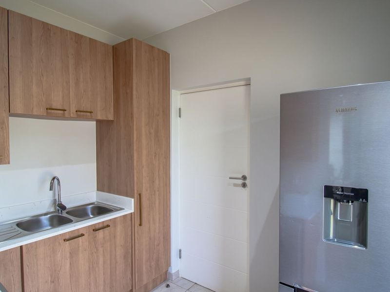 Modern 5 Bedroom Home for Sale - Photo 6