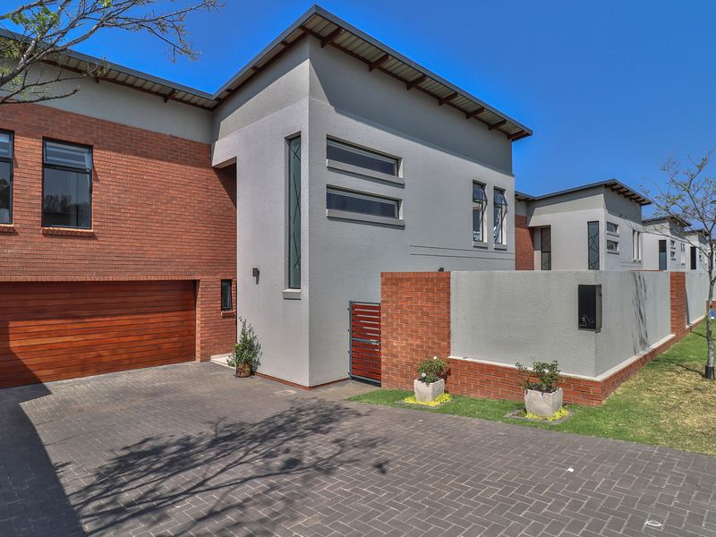 Modern 5 Bedroom Home for Sale - Photo 2