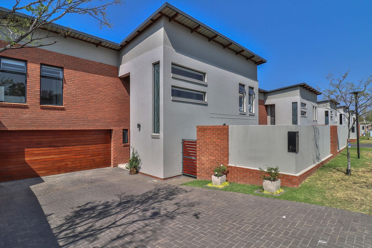 Modern 5 Bedroom Home for Sale - Photo 2