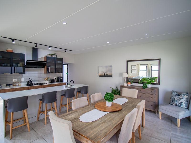 Modern 5 Bedroom Home for Sale - Photo 10