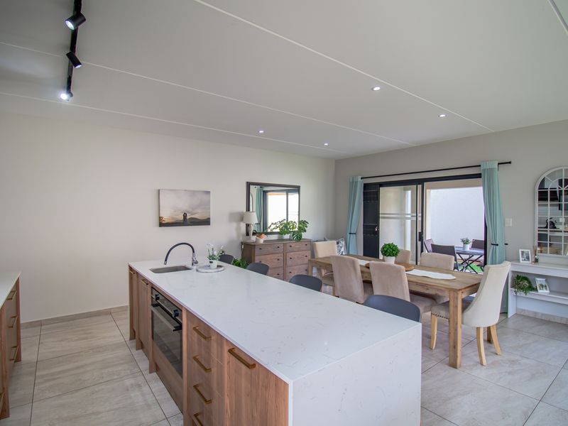 Modern 5 Bedroom Home for Sale - Photo 9