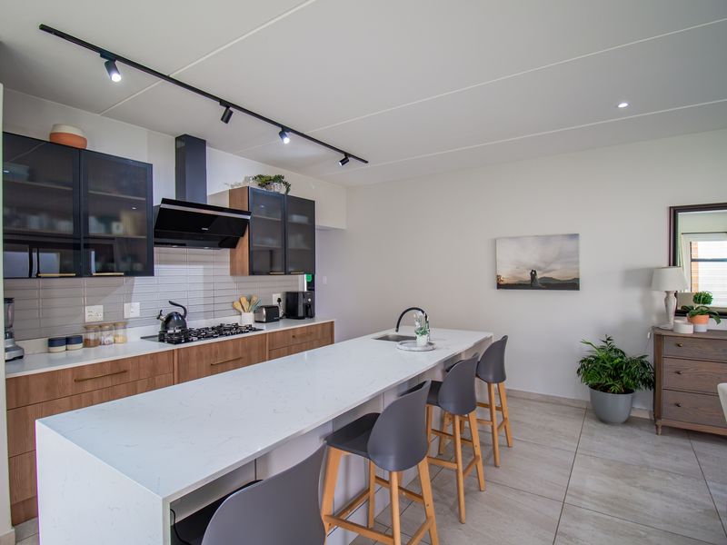 Modern 5 Bedroom Home for Sale - Photo 8