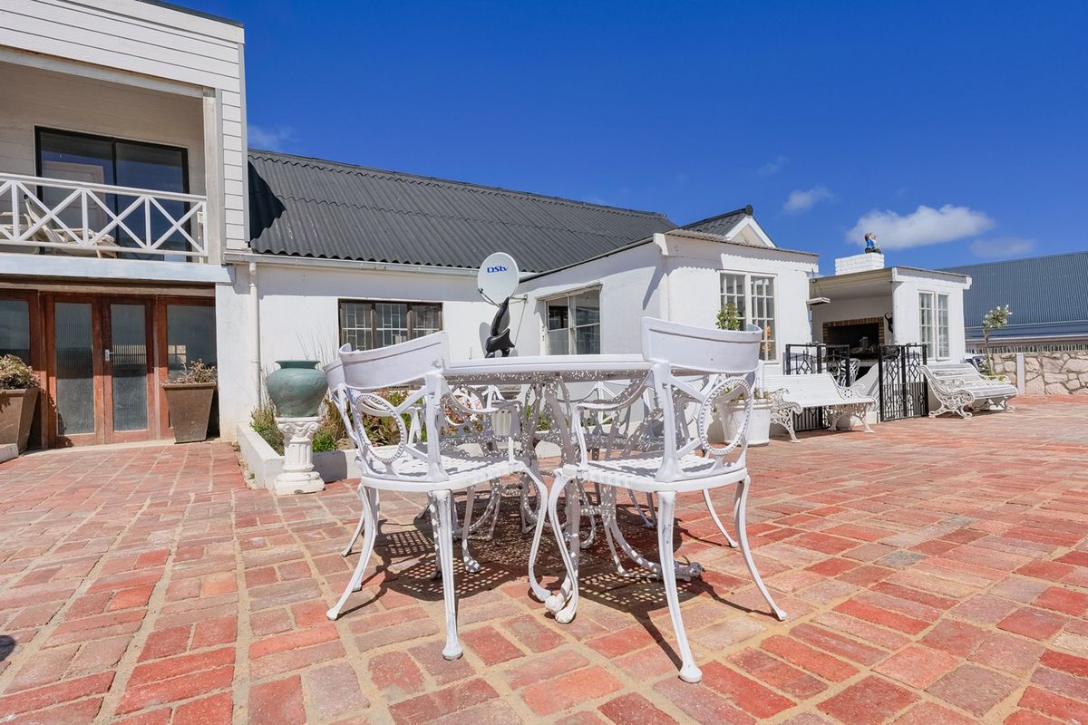 Charming Home with Multiple Living Options - Photo 5