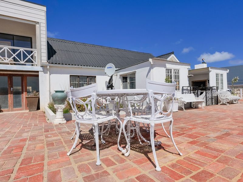 Charming Home with Multiple Living Options - Photo 5