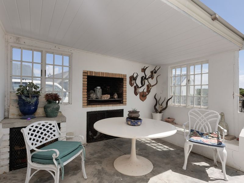 Charming Home with Multiple Living Options - Photo 10