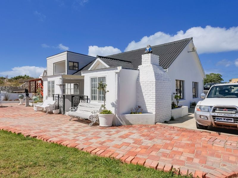 Charming Home with Multiple Living Options - Photo 4