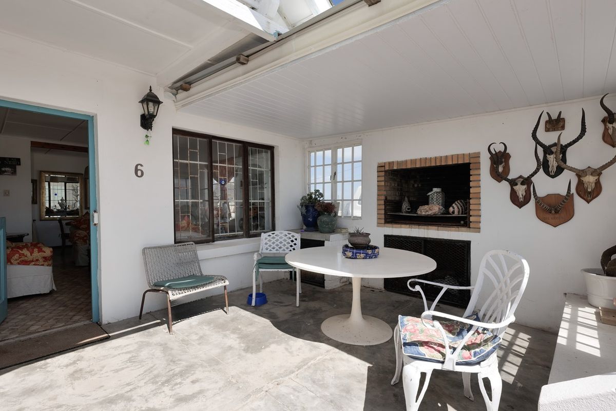 Charming Home with Multiple Living Options - Photo 3