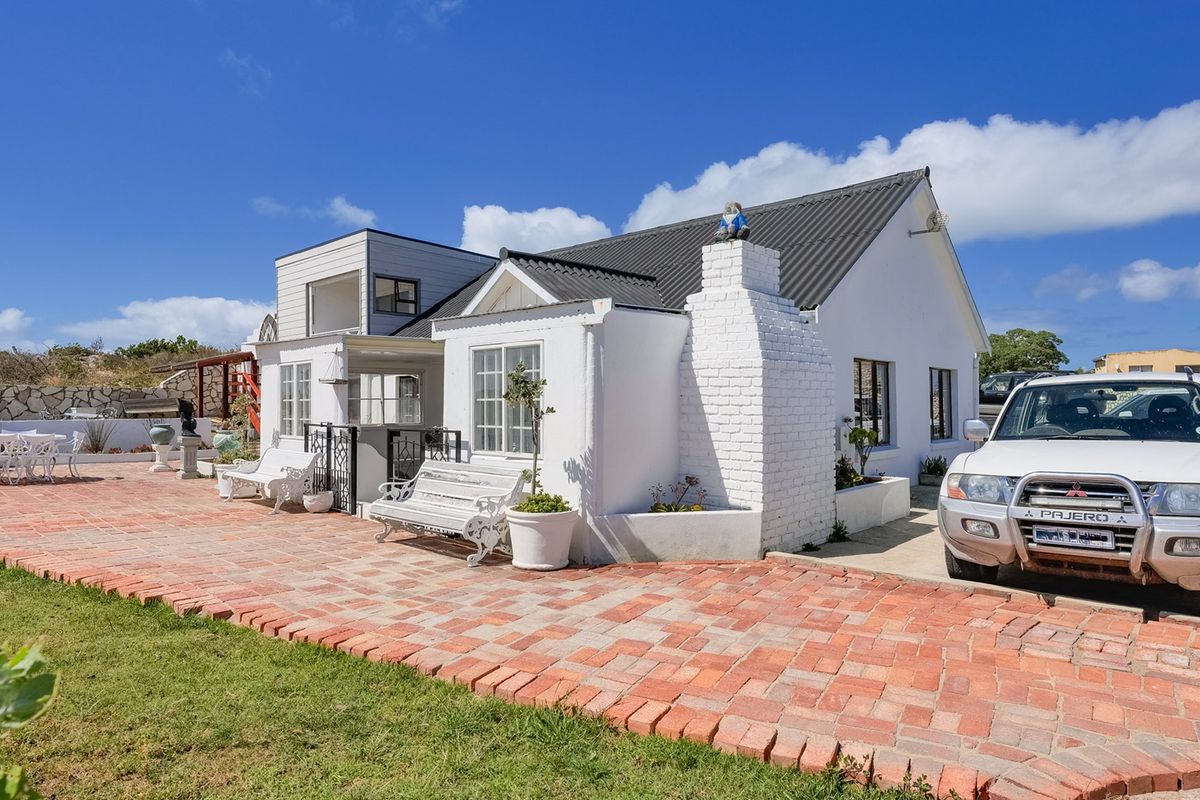 Charming Home with Multiple Living Options - Photo 4