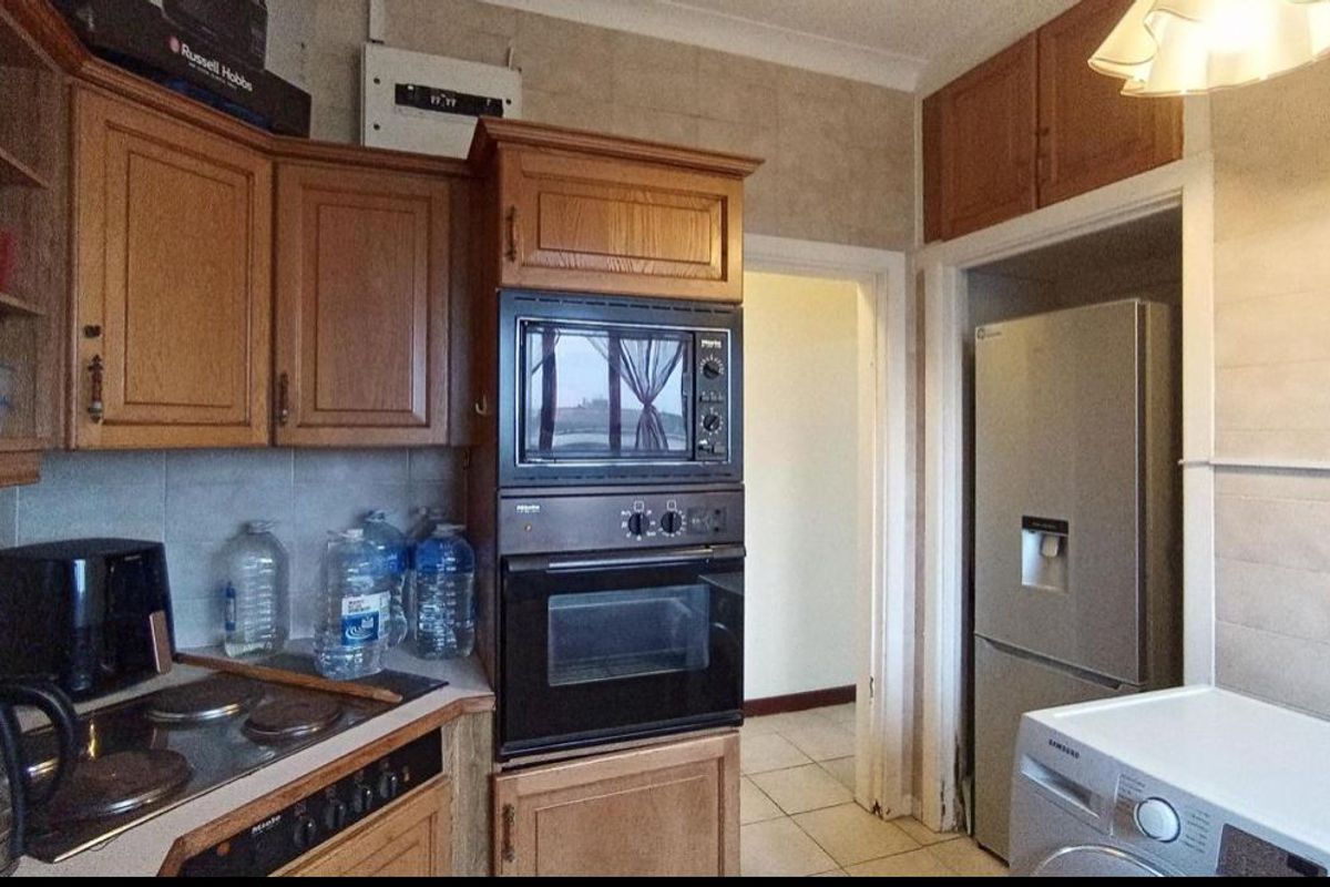 Stylish 4 Bedroom Home With Granny Flat - Photo 5