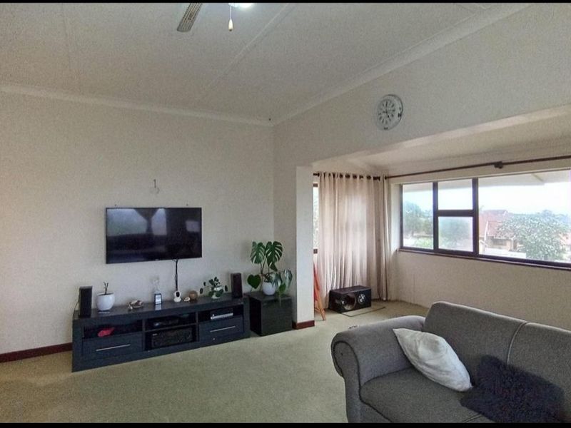 Stylish 4 Bedroom Home With Granny Flat - Photo 3