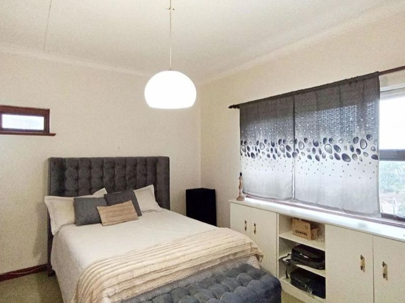 Stylish 4 Bedroom Home With Granny Flat - Photo 9