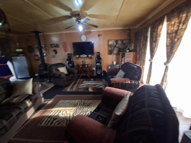 Charming 3-Bedroom Family Home with Versatile Living Spaces - Photo 4
