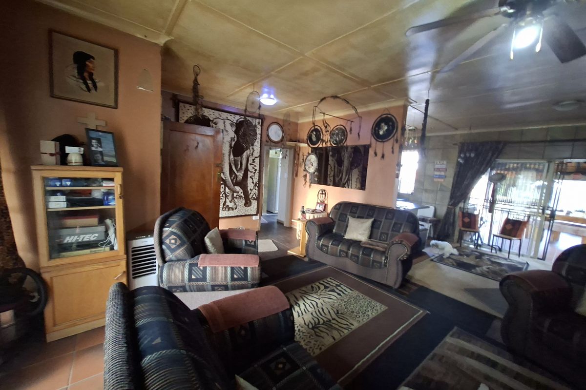 Charming 3-Bedroom Family Home with Versatile Living Spaces - Photo 5