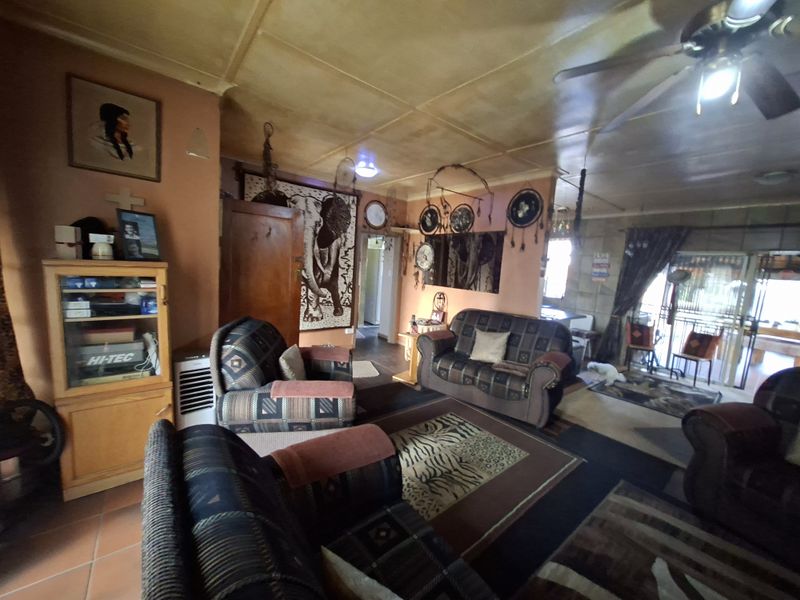 Charming 3-Bedroom Family Home with Versatile Living Spaces - Photo 5
