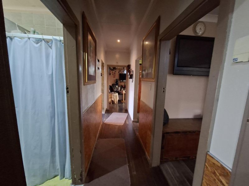 Charming 3-Bedroom Family Home with Versatile Living Spaces - Photo 10