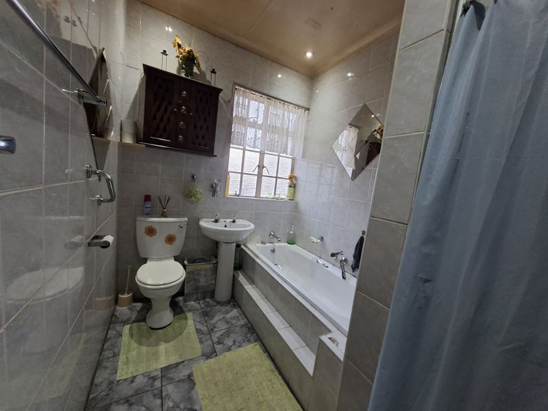 Charming 3-Bedroom Family Home with Versatile Living Spaces - Photo 9