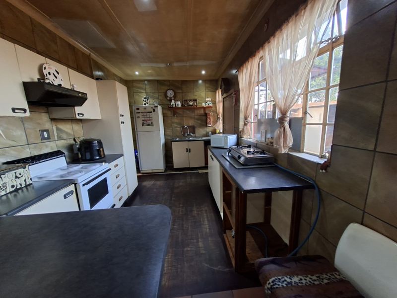 Charming 3-Bedroom Family Home with Versatile Living Spaces - Photo 8