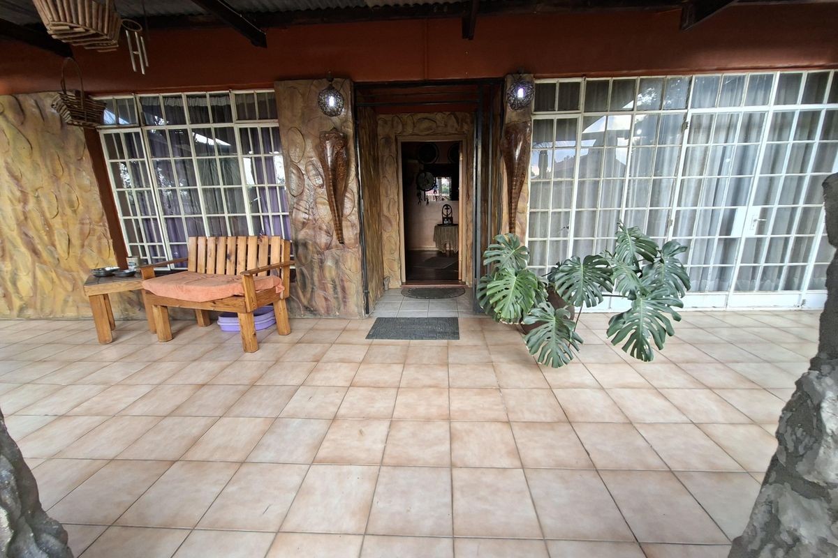 Charming 3-Bedroom Family Home with Versatile Living Spaces - Photo 2