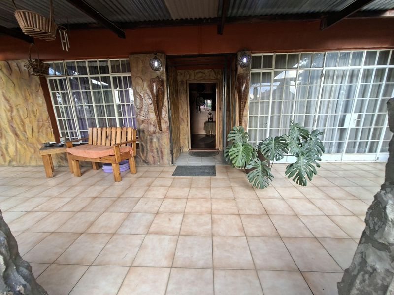 Charming 3-Bedroom Family Home with Versatile Living Spaces - Photo 2