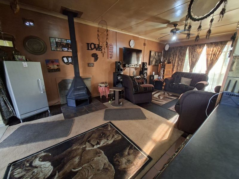 Charming 3-Bedroom Family Home with Versatile Living Spaces - Photo 6