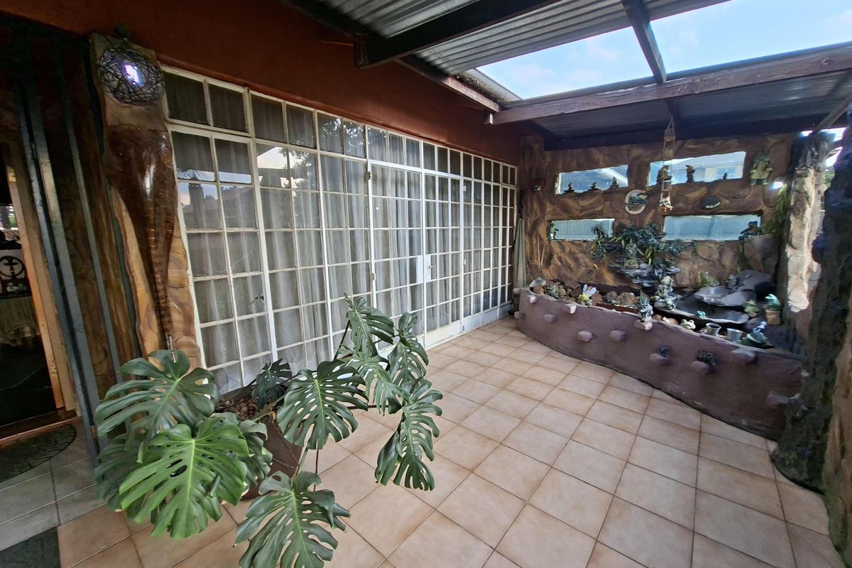 Charming 3-Bedroom Family Home with Versatile Living Spaces - Photo 3