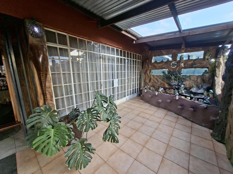 Charming 3-Bedroom Family Home with Versatile Living Spaces - Photo 3