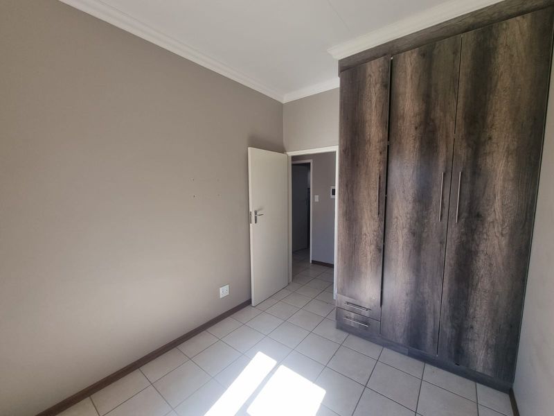 A True Gem in the Secure Terra Nova Estate – Full Title & Pet Friendly - Photo 7