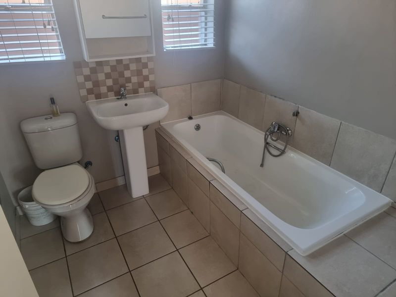 A True Gem in the Secure Terra Nova Estate – Full Title & Pet Friendly - Photo 4