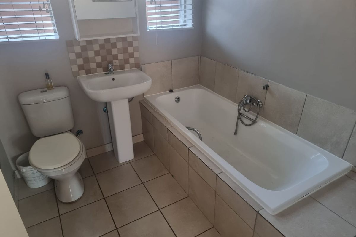 A True Gem in the Secure Terra Nova Estate – Full Title & Pet Friendly - Photo 4