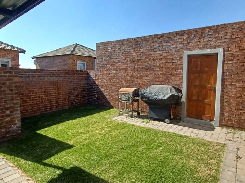 A True Gem in the Secure Terra Nova Estate – Full Title & Pet Friendly - Photo 5