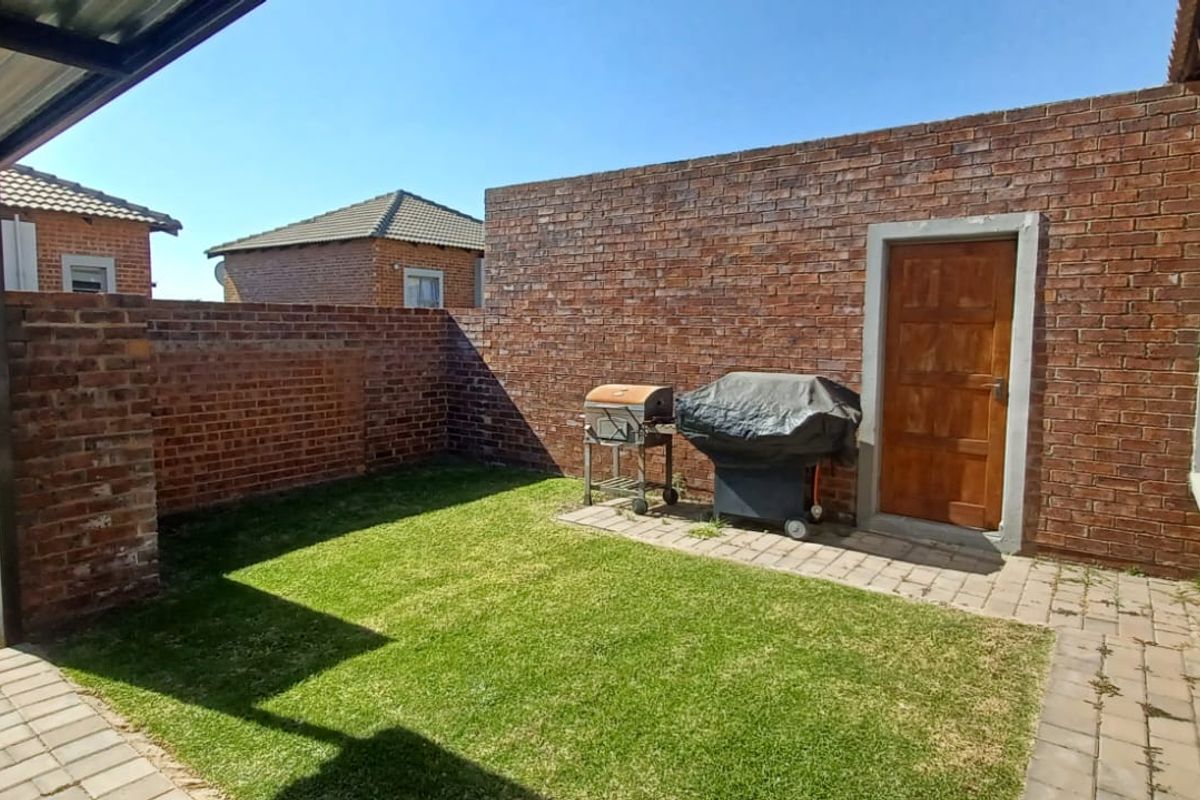 A True Gem in the Secure Terra Nova Estate – Full Title & Pet Friendly - Photo 5