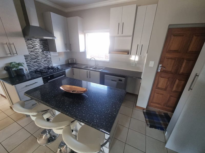 A True Gem in the Secure Terra Nova Estate – Full Title & Pet Friendly - Photo 2