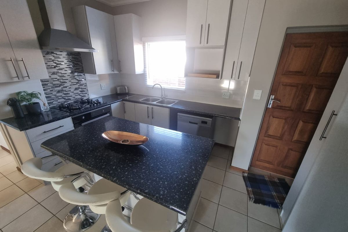 A True Gem in the Secure Terra Nova Estate – Full Title & Pet Friendly - Photo 2