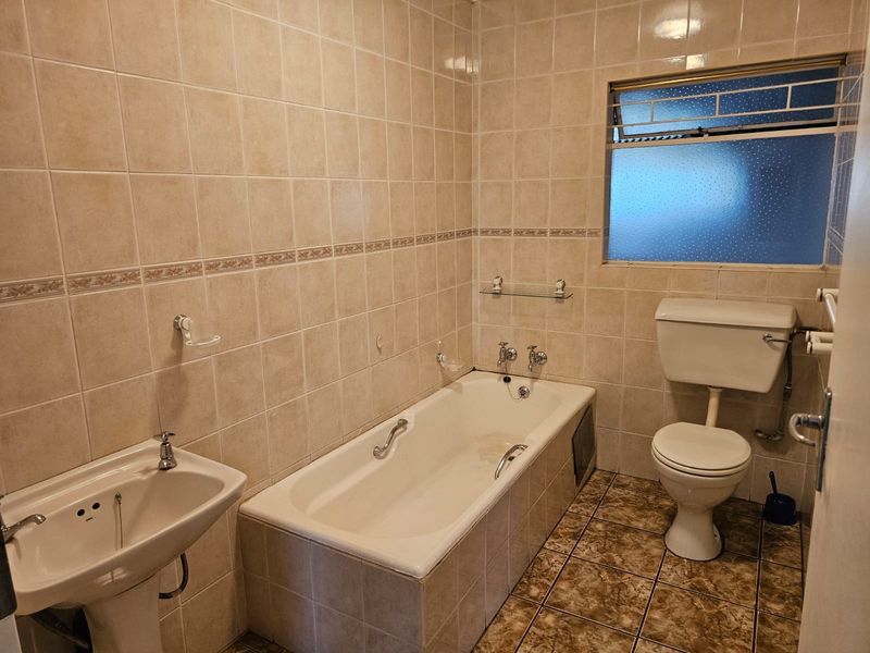 Spacious Family Home on a Large Stand – Secunda - Photo 8