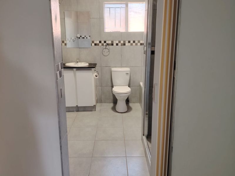 Flat for sale in Nigel central,in safe area - Photo 5