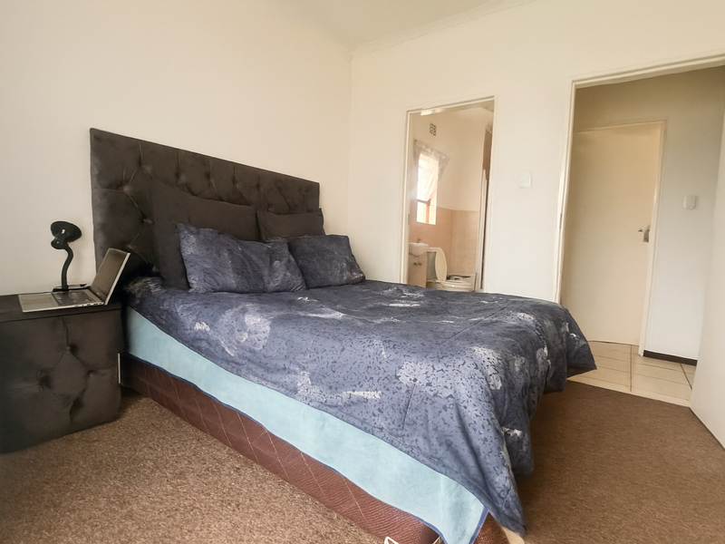 Modern Top Floor Apartment in Secure Manor Park Estate, Randpark Ridge - Photo 9