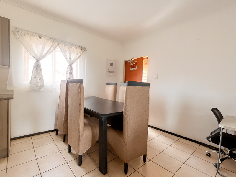 Modern Top Floor Apartment in Secure Manor Park Estate, Randpark Ridge - Photo 6