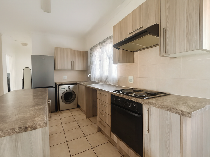 Modern Top Floor Apartment in Secure Manor Park Estate, Randpark Ridge - Photo 4