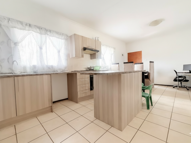 Modern Top Floor Apartment in Secure Manor Park Estate, Randpark Ridge - Photo 3