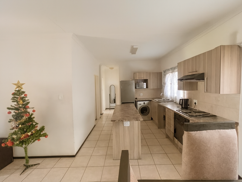 Modern Top Floor Apartment in Secure Manor Park Estate, Randpark Ridge - Photo 2