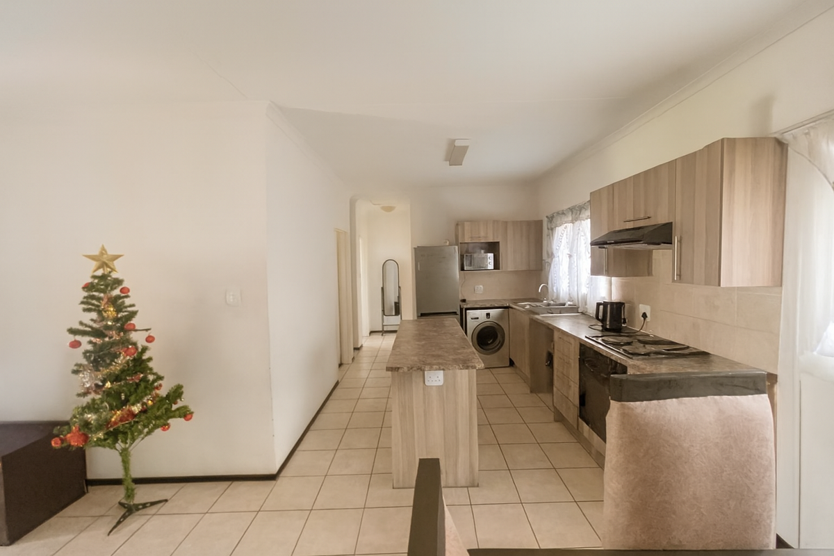 Modern Top Floor Apartment in Secure Manor Park Estate, Randpark Ridge - Photo 2