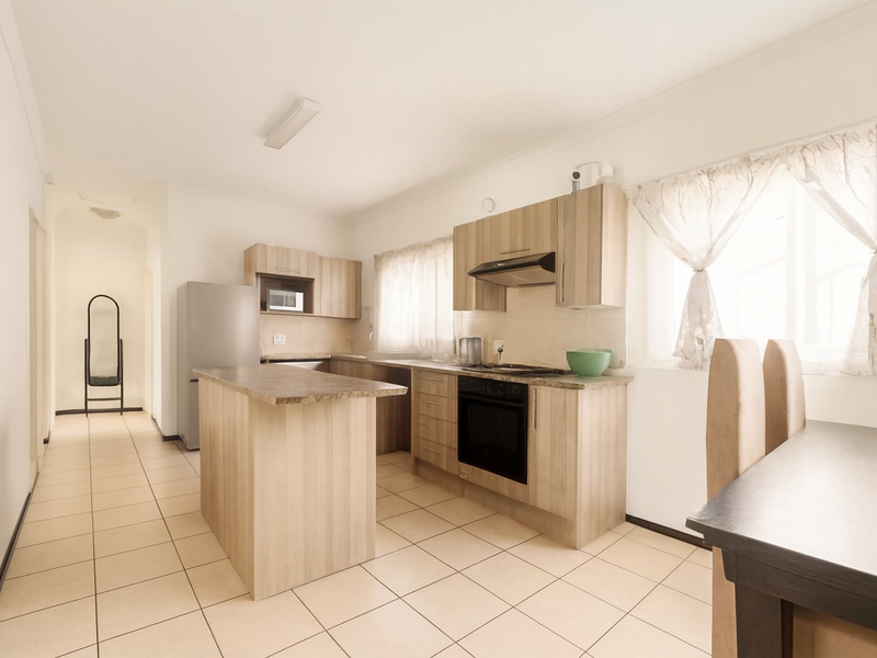 Modern Top Floor Apartment in Secure Manor Park Estate, Randpark Ridge - Photo 5