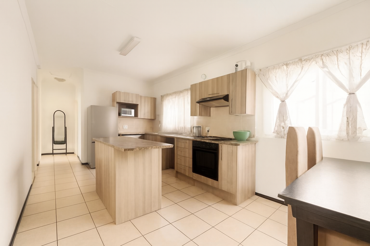 Modern Top Floor Apartment in Secure Manor Park Estate, Randpark Ridge - Photo 5