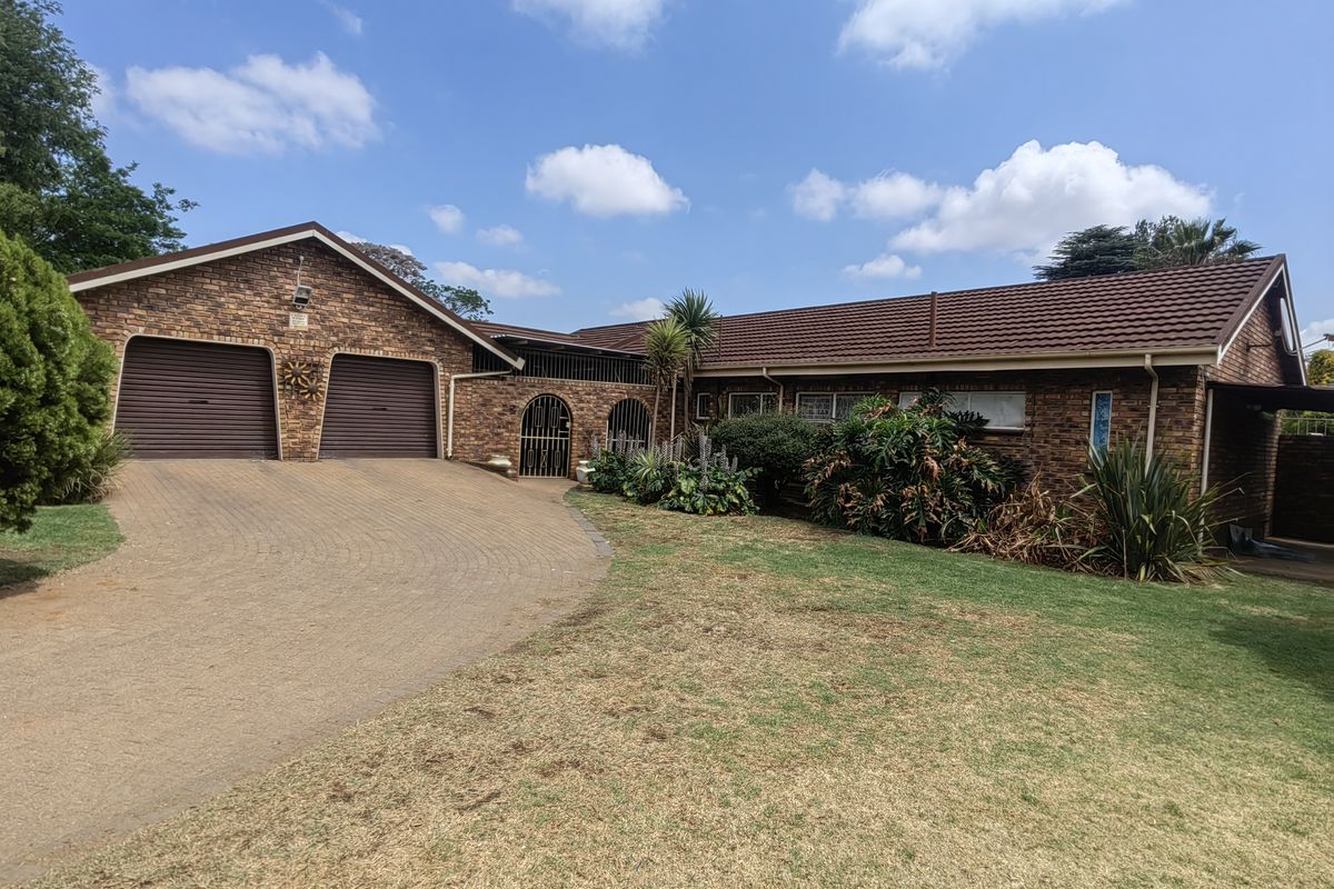 Spacious 5 bedroom 2 bathroom Lounge with study and a swimming pool home in a quiet neighborhood . - Photo 2