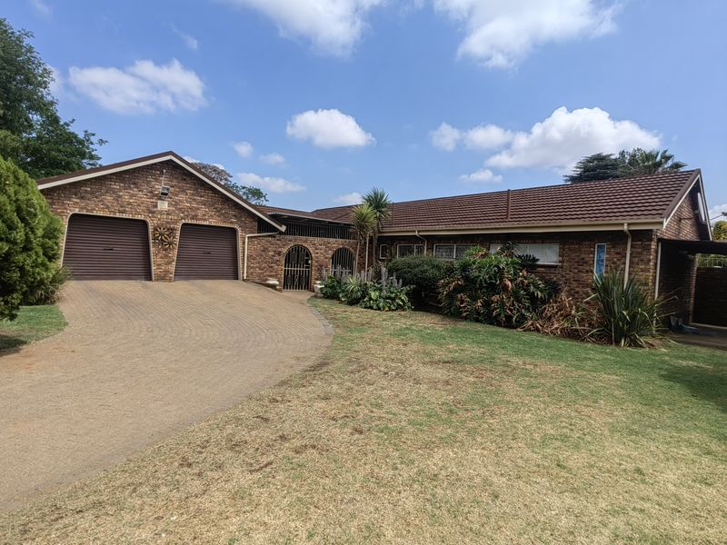 Spacious 5 bedroom 2 bathroom Lounge with study and a swimming pool home in a quiet neighborhood . - Photo 2