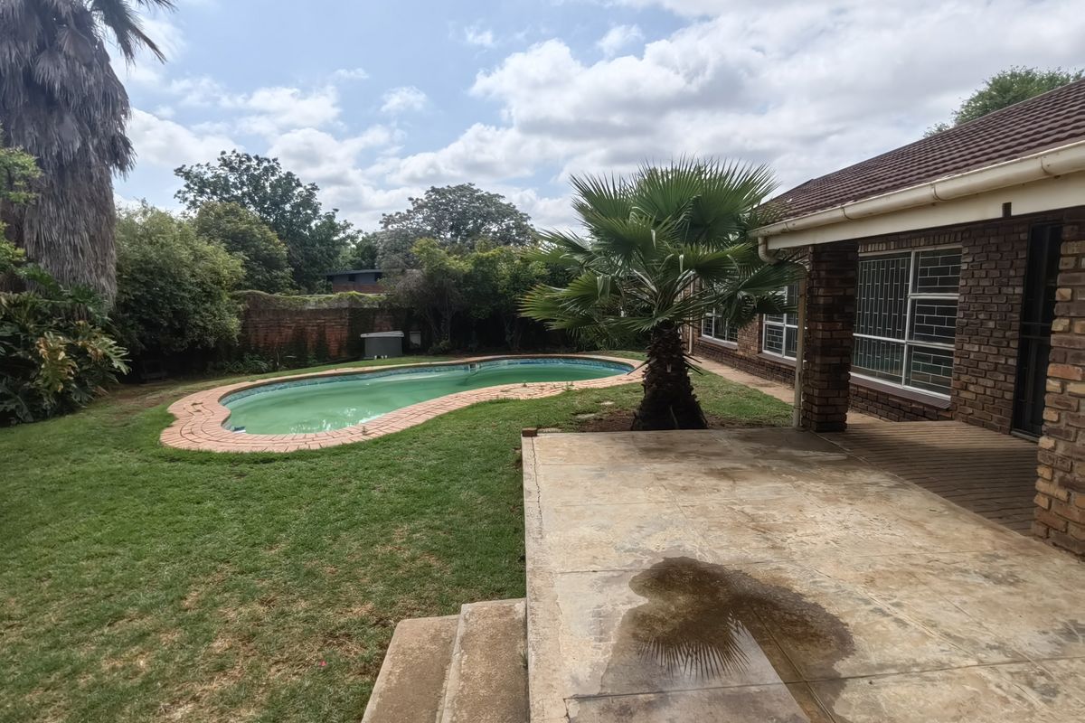 Spacious 5 bedroom 2 bathroom Lounge with study and a swimming pool home in a quiet neighborhood . - Photo 3